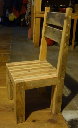 Chaise enfant palette : 70 €